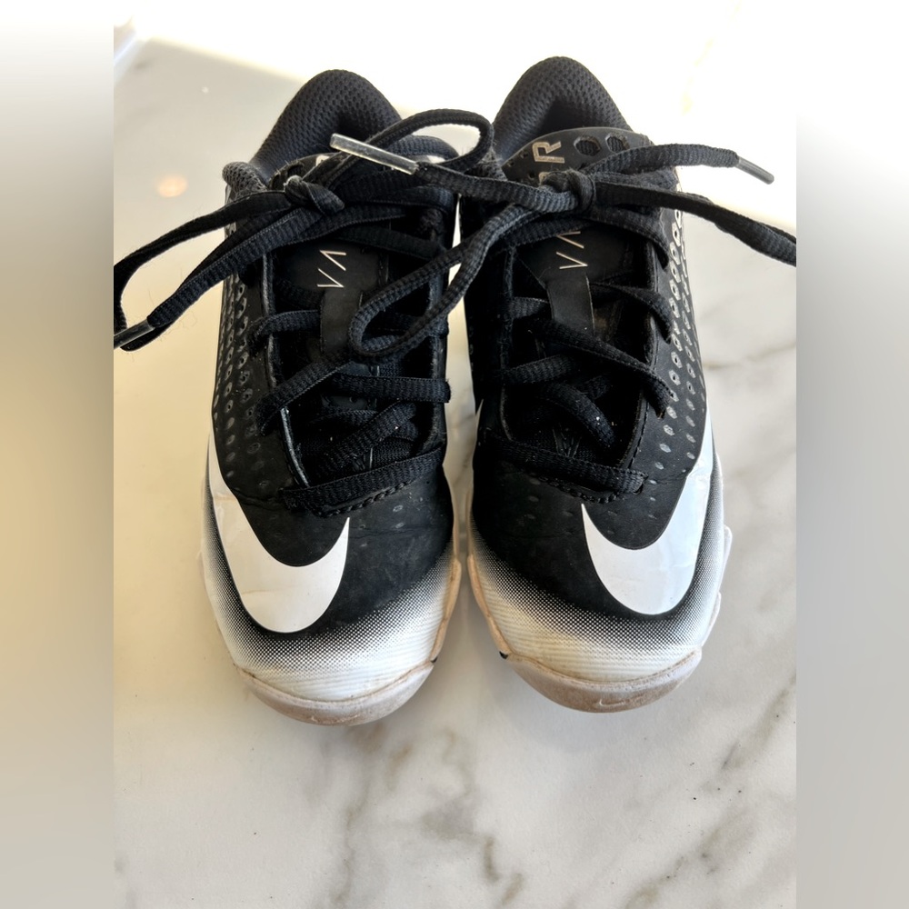 Youth Boys NIKE vapor Baseball cleats. Size 11 kids. Good condition!